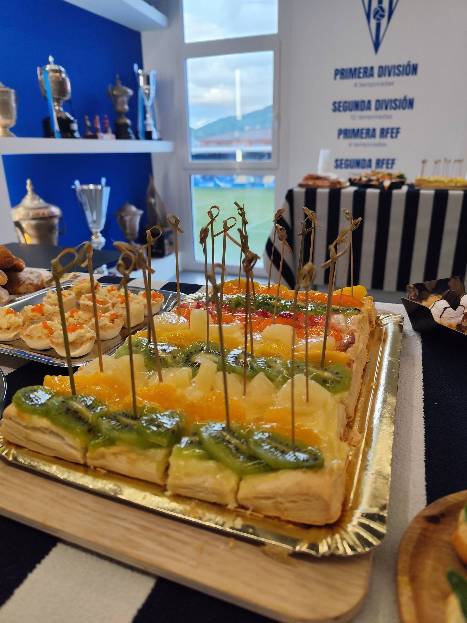 Bandeja de hojaldre con banderillas de fruta en el palco VIP del CD Alcoyano