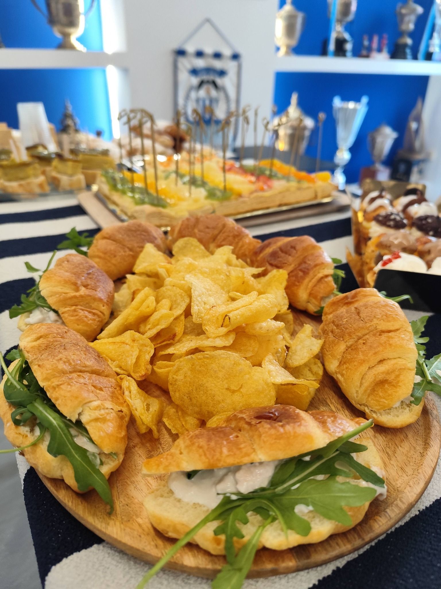 Croissants rellenos de rúcula y patatas chips servidos en el palco del CD Alcoyano