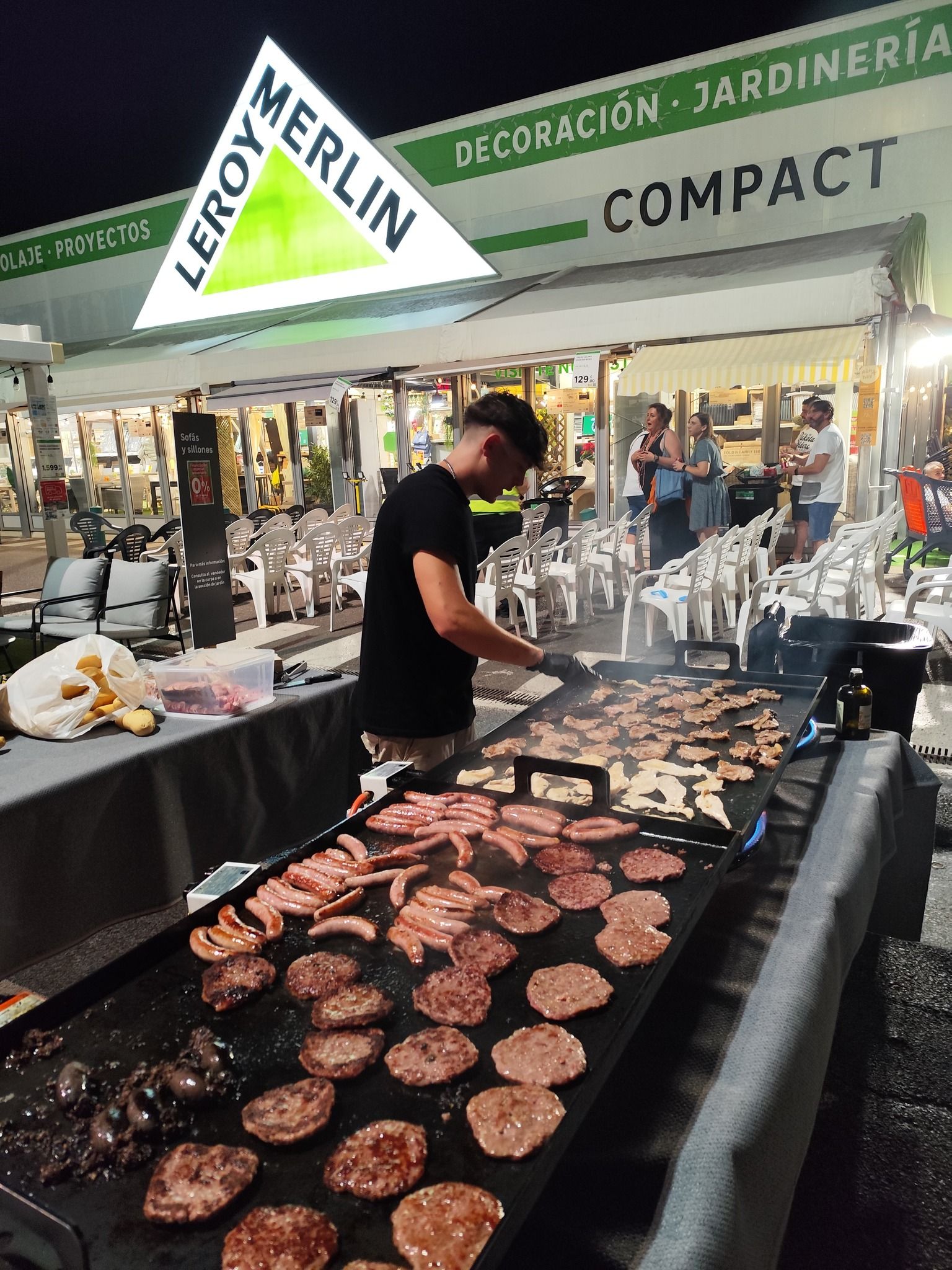 Cocinero preparando hamburguesas a la plancha en un evento de Leroy Merlin
