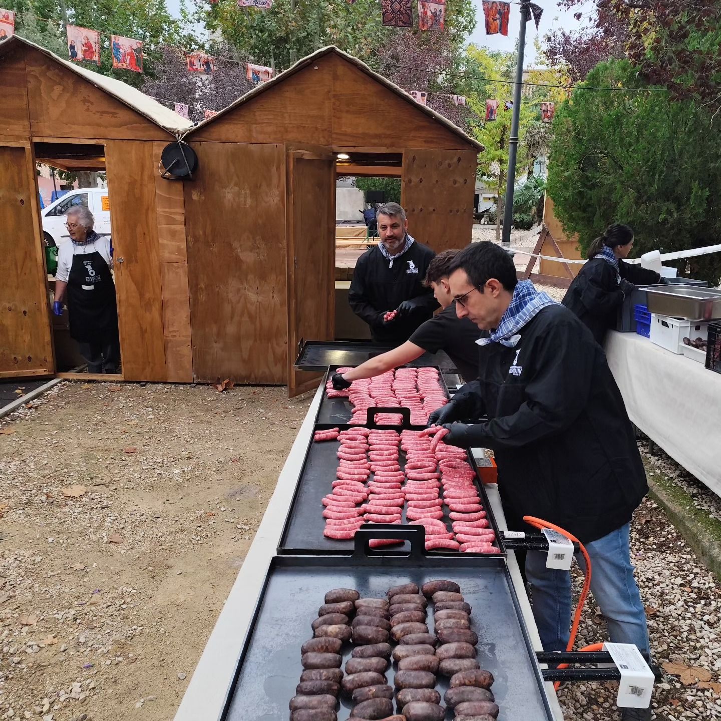 Equipo de La Forqueta cocinando a la plancha en la Fira de Tots Sants de Cocentaina